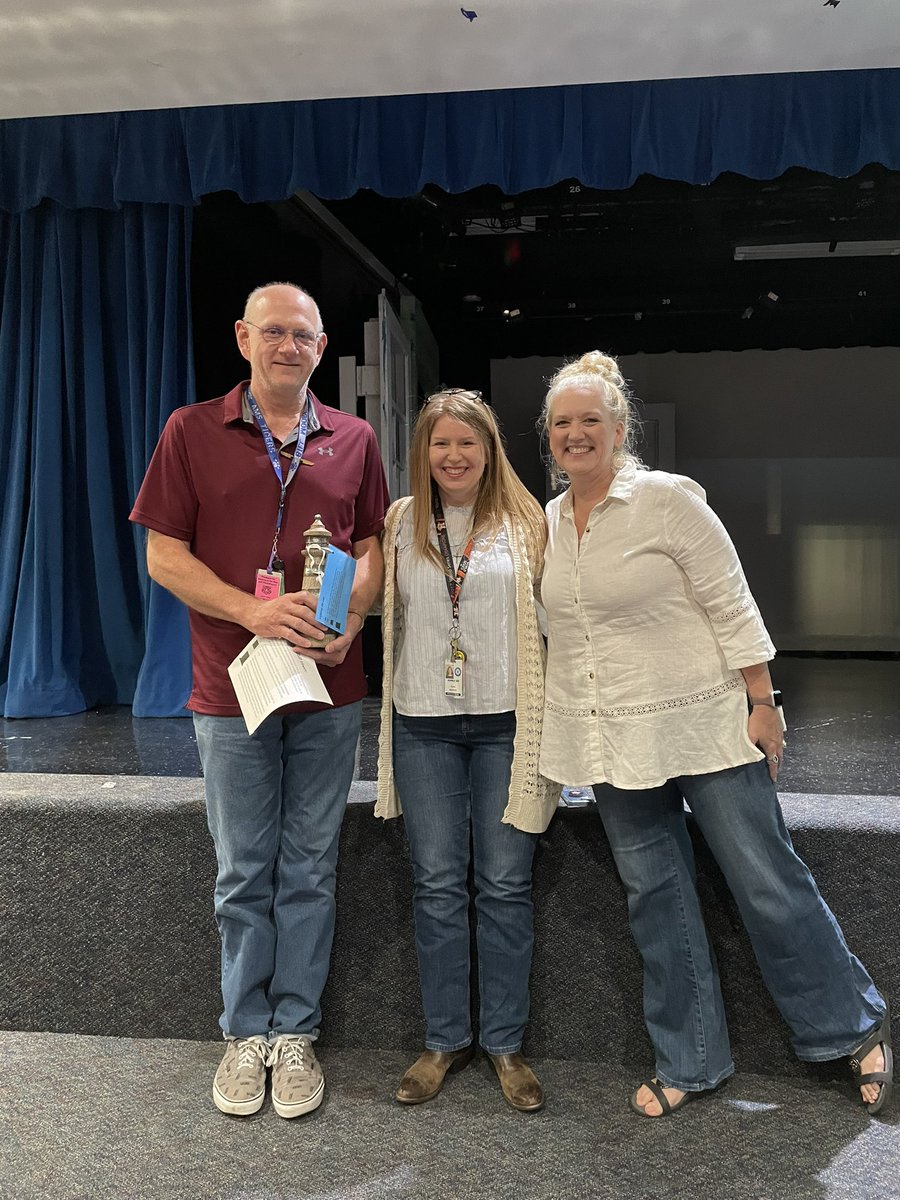 SteveSteinke76's tweet photo. @HumbleISD_AMS celebrates one of our own with our #LighthouseAward Congratulations Mr. Moore! #AtascaTigers #ShineALight https://t.co/31UKcitHih