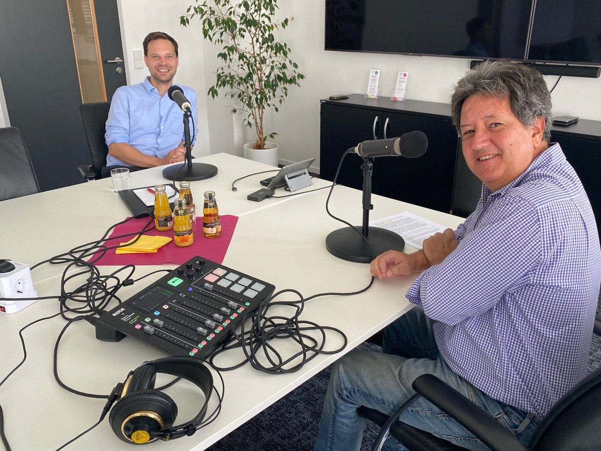 en2x_eV's tweet photo. "Wir brauchen eine #Kraftstoff-Wende, aber sie kommt nicht von allein"- so en2x-Kollege Benedikt Wirmer, Bereichsleiter Energie und Klima. Er hatte heute Besuch von @ThomasReckerman vom Podcast "Aufgeladen" und wurde zur Zukunft des #Schwerlastverkehrs befragt. https://t.co/0HJaLxi9Xi