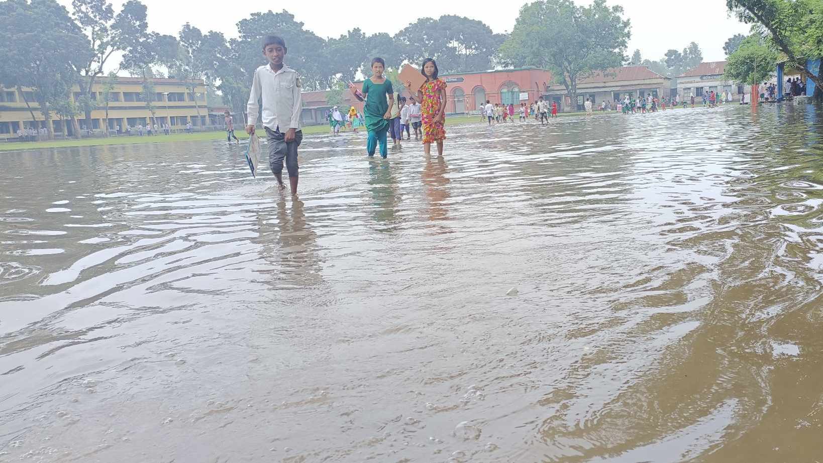 সামন্য বৃষ্টি হলেই বিদ্যালয় মাঠে হাটু পানি, ভোগান্তিতে শিক্ষার্থীরা