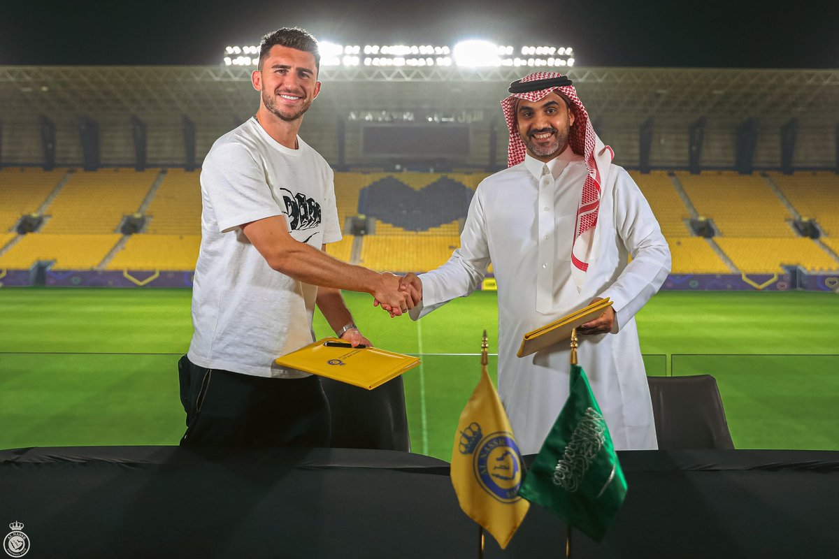 We have officially signed the Spanish star Aymeric Laporte ✍️

Let’s welcome the treble champion &amp; Spain national team defender 🤩
#LaporteIsYellow 💛