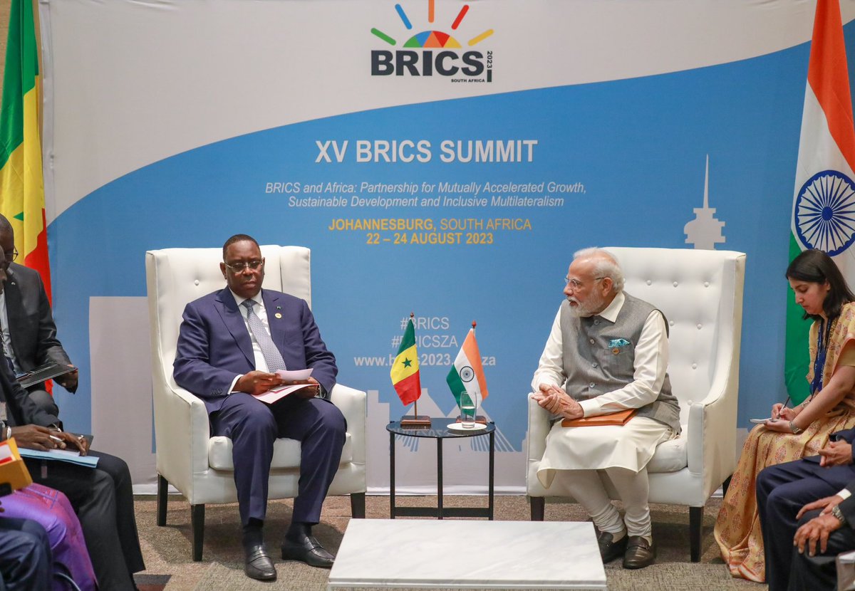 PlanPse's tweet photo. 🛑Les mots élogieux de @narendramodi à l’endroit de @Macky_Sall 
 “Au-delà de l'amitié entre nos deux pays, sur le plan personnel vous êtes l'ami qui m'est le plus proche en Afrique. Votre vision et vos actions dépassent le Sénégal et ont une dimension mondiale". C'est en termes que le Premier Ministre indien, Narendra Modi, s'est adressé au Président #MackySall lors de leur rencontre au sommet des #BRICS. 
M. Modi a demandé à son homologue sénégalais de continuer son combat pour l'Afrique et le monde au-delà de son mandat présidentiel parce que vous êtes devenu " #voix_du_Sud ' . 
Dans sa réponse, le Président #Sall a tenu d'abord à féliciter l'Inde d'avoir réussi “la prouesse” d'avoir envoyé une fusée sur la lune, “ce qui est une fierté pour tous les pays du Sud” avant de le remercier pour son soutien de l'Afrique au #G20. 

Le Président Sall et le Premier Ministre Modi se sont réjouis du partenariat spécial et historique entre l'#Inde et le #Sénégal qui a d'abord été culturel et qui devient de plus en plus économique.
#IndeSenegal
#kebetu