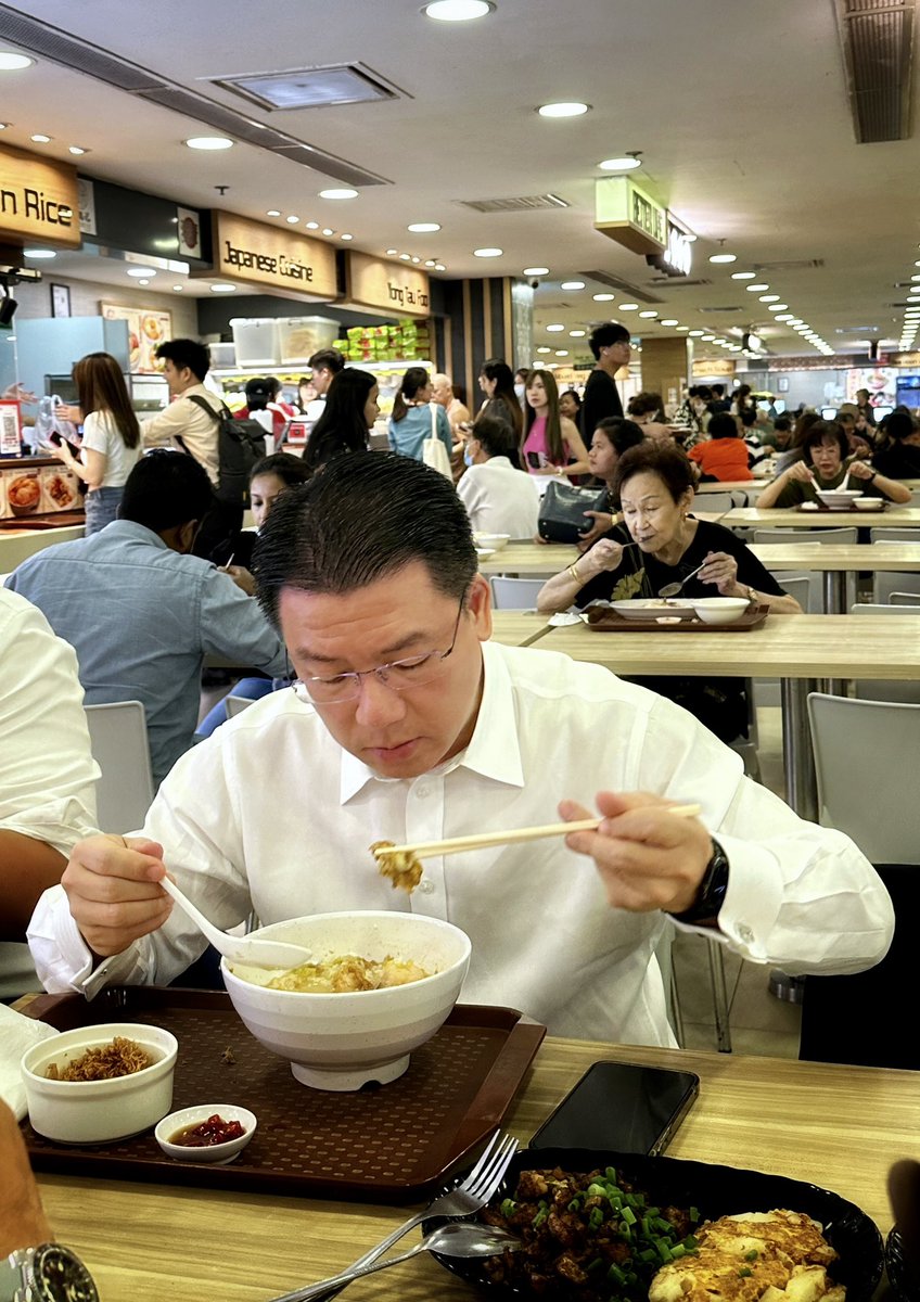 NgaKorMing's tweet image. Hari ini saya mengetuai delegasi @kpkt_gov melakukan lawatan kerja ke Singapura, bersyukur sempat curi masa utk mengisi perut di pusat penjaja HDB Hub. Bubur udang campur ni rasa boleh tahan juga. 😋 #StrongerTogether #OneAsean #AffordableHousing