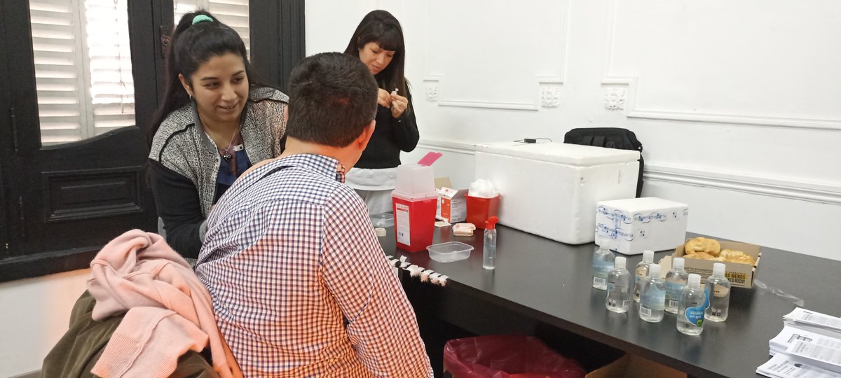 MUPLaPlata's tweet photo. 💉 Más de 40 personas pudieron completar su esquema de vacunación gracias al compromiso de las profesionales del @hzeceldique, que se acercaron a nuestra casa para aplicar vacunas de calendario, antigripales y de COVID-19. https://t.co/qWP9LATOyr