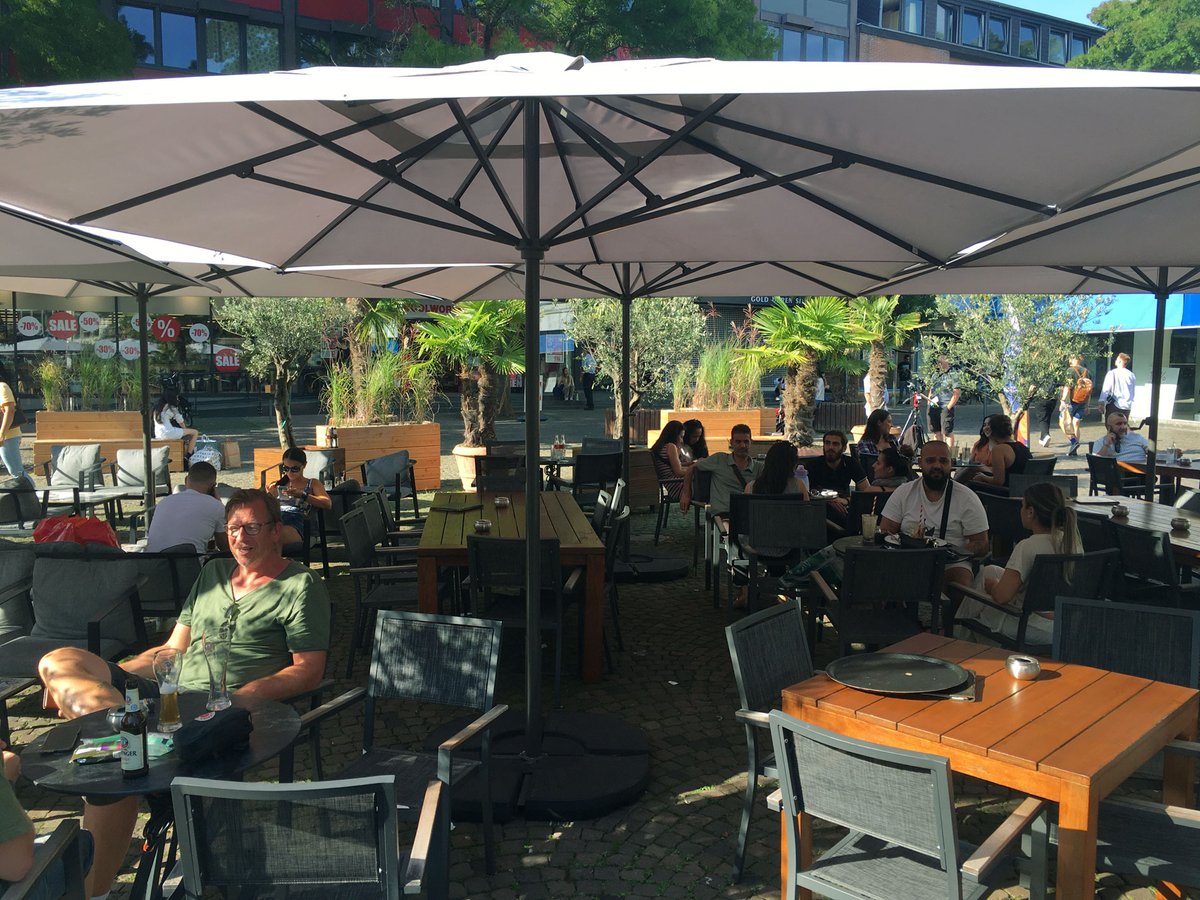 freewalkingac's tweet photo. Ein neuer Platz mitten in Aachen zum Relaxen (und Essen): Der Willi-Brandt-Platz - jetzt mit Stühlen, Sesseln, Palmen ... https://t.co/zS0sHv1tKD