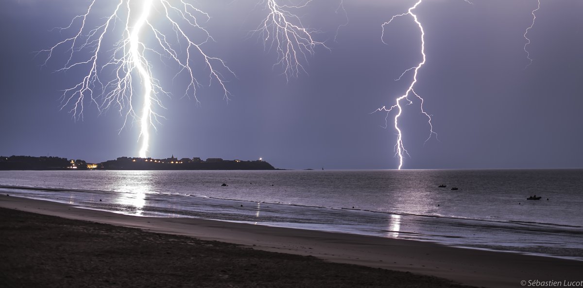 SbastienLucot's tweet photo. Les #orages ont parfois été violents, comme ici en face de #Granville dans la #Manche. Ces derniers amorcent la fin de cette #canicule qui bat tous les #records pour une fin #aout2023 https://t.co/0HXpKP6d8h