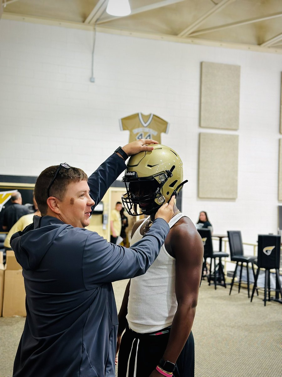 AUTrojansFB's tweet photo. Early morning equipment fitting for the Trojans! https://t.co/Vc3vqeGKN6