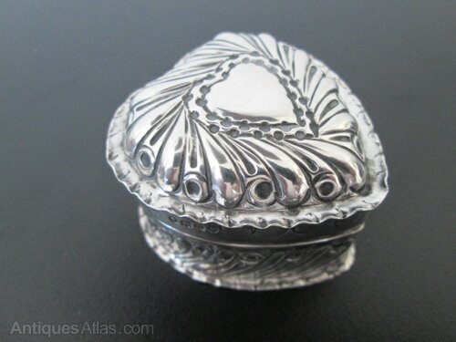 antiques_atlas's tweet photo. For sale on Antiques Atlas is this #silver Trinket Box - William Comyns https://t.co/Yxv4mpeJGW Great Gift ๐ From Frecknalls Antiques #antiquesilver #williamcomyns https://t.co/g7JeHSck98