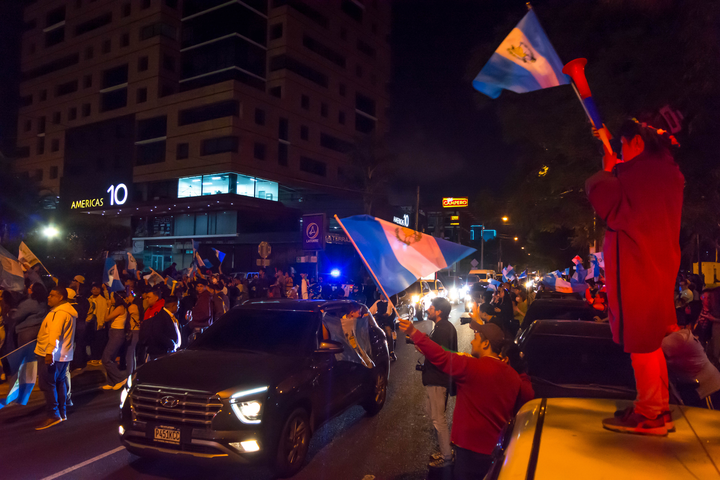 InSightCrime's tweet image. #FromTheField | On the night of Sunday, August 20, Guatemalans took to the streets of Guatemala City to celebrate the victory of Bernardo Arévalo in the 2023 presidential elections. However, his victory is already under attack by prosecutors linked to corruption networks.