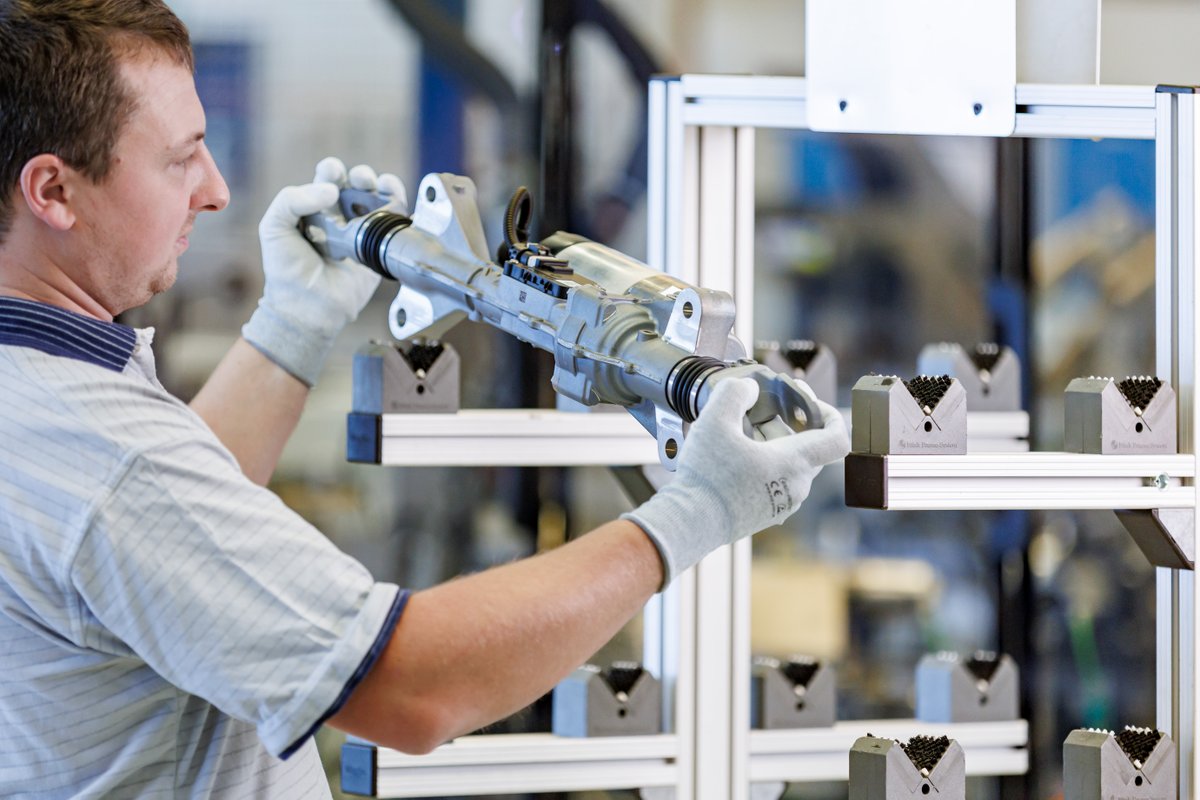 SchaefflerDE's tweet image. Schaeffler liefert Lenksysteme: Dank unseres neuen Lenksystems für die Hinterachse gewinnen die Fahrzeuge im Stadtverkehr an Handlichkeit, bei Spurwechseln an Stabilität und beim Parken an Manövrierbarkeit. bit.ly/3QTdHls  #Lenkung #IAA