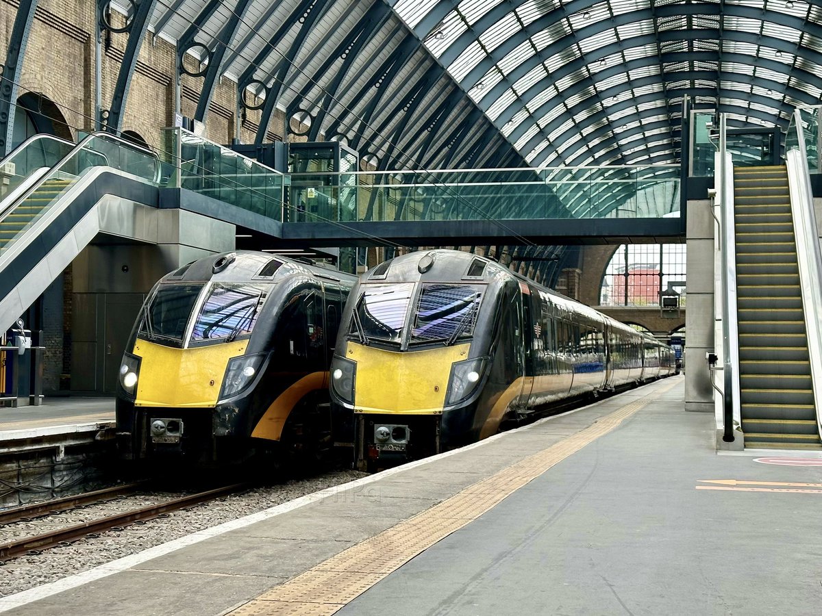 HiPa125's tweet image. Grand Central Alstom #Class180 #Adelante 180114 ‘KIRKGATE CALLING’ &amp;amp; 180102 idling at P1 &amp;amp; P2 respectively - London Kings Cross #ECML