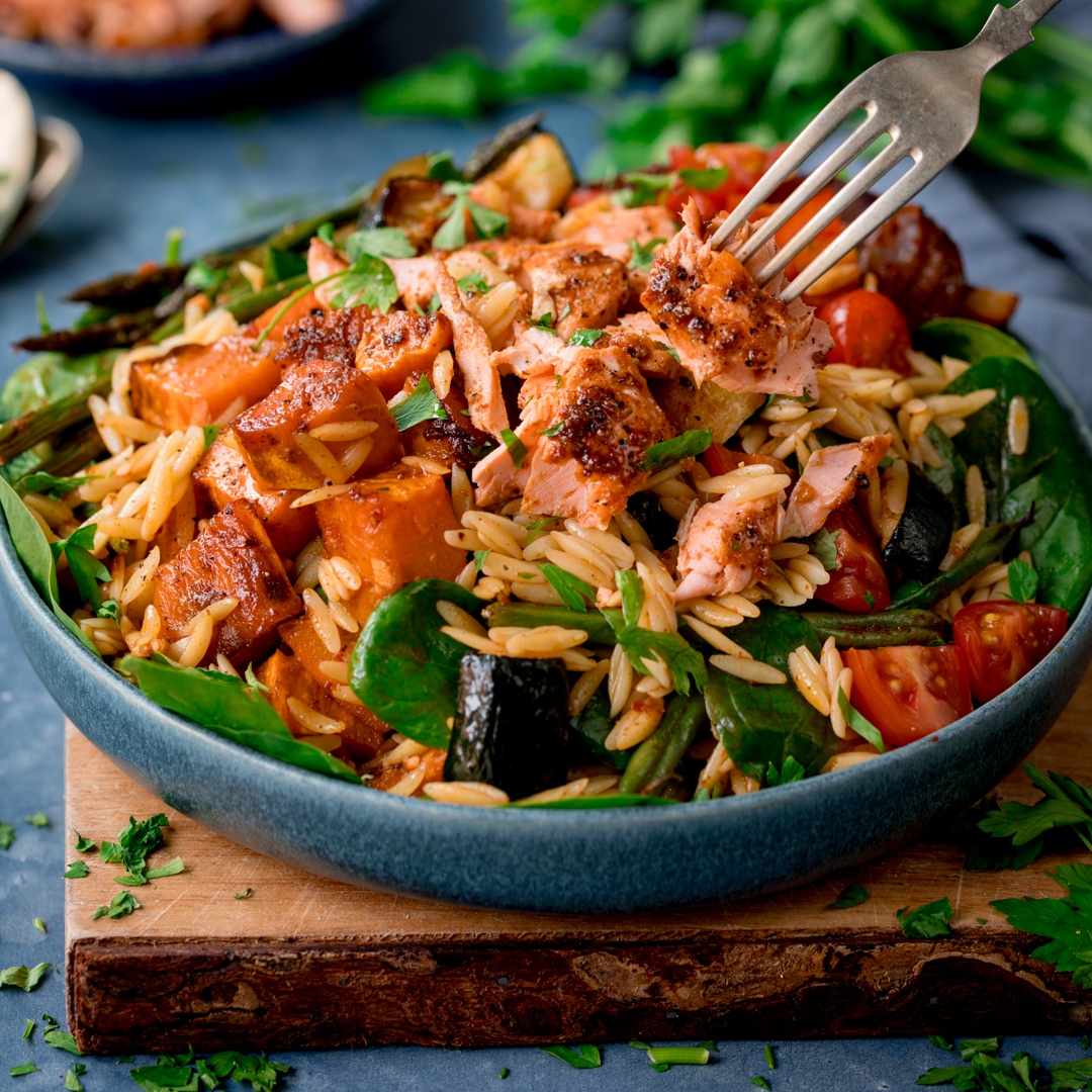 Orzo Pasta Salad with Salmon The salmon and veggies are all cooked in one tray with slightly spicy seasoned oil that is then used as the salad dressing at the end. kitchensanctuary.com/orzo-pasta-sal… #kitchensanctuary #foodie #recipe