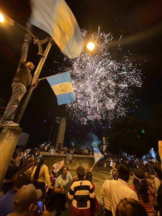 InSightCrime's tweet image. #FromTheField | On the night of Sunday, August 20, Guatemalans took to the streets of Guatemala City to celebrate the victory of Bernardo Arévalo in the 2023 presidential elections. However, his victory is already under attack by prosecutors linked to corruption networks.