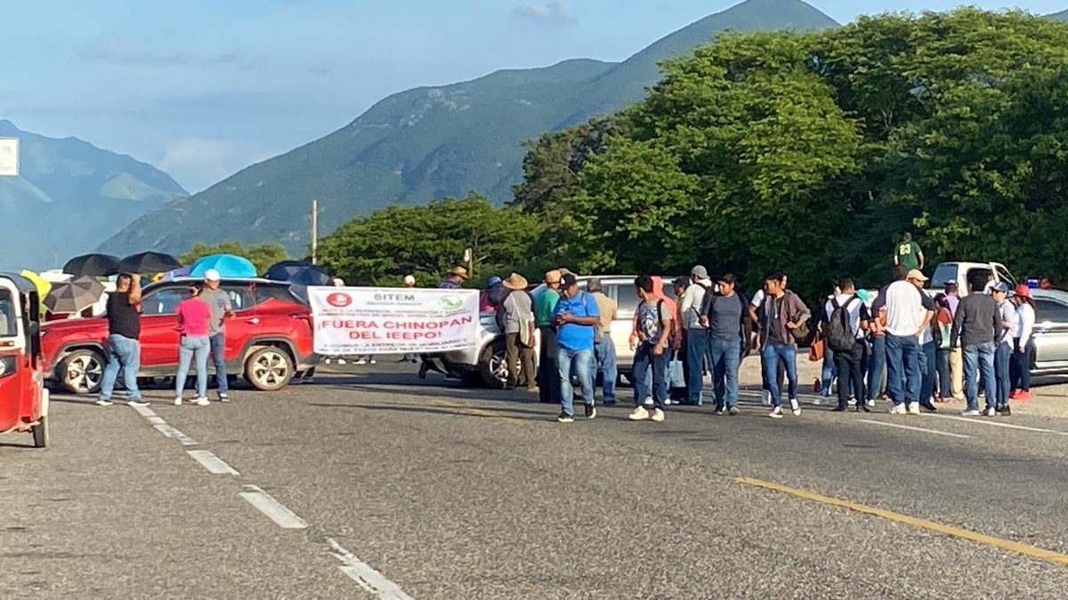 EmerUnidOaxaca's tweet photo. Bloqueo vial en el caracol región del istmo #Oaxaca https://t.co/ppxtiUssGU