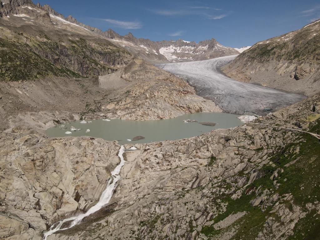 Alpenweerman's tweet photo. (1) Rhônegletsjer 1770 in het midden van de Kleine IJstijd de koudste periode van het Holoceen. (2) Anno 1900 bijna tot aan het dorpje #Gletsch (3) augustus 2023 📷 Mirko Stockmann https://t.co/n7s5Jhmay8