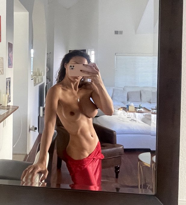 What&rsquo;s your plans for today?  For me, shopping and rest 😘 https://t.co/5ItoeSuwKN