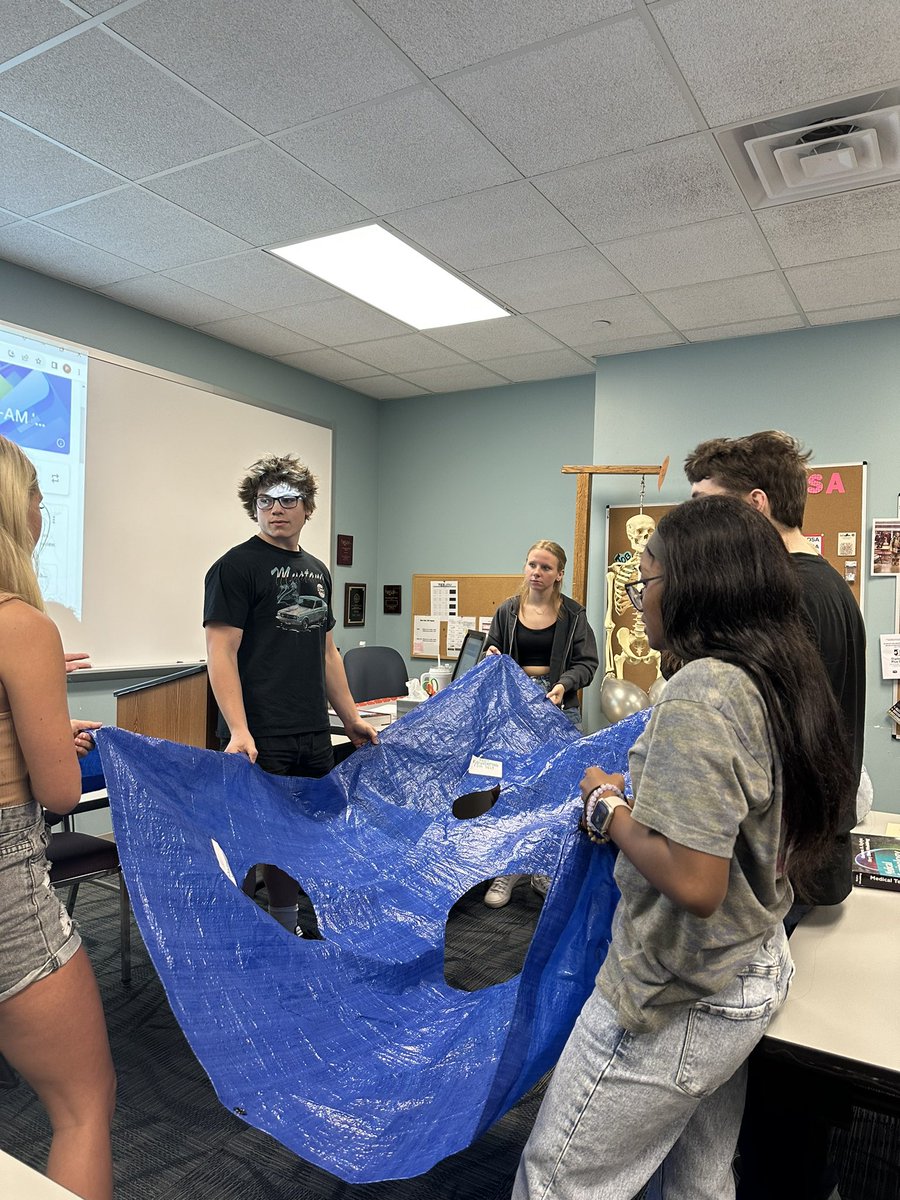 CBAdvancement's tweet photo. Today in Medical Terminology our students had fun learning how to communicate with new people. #icebreakers #plusOnePathways #CBProud @VickieMurillo #DiplomaPlusOne https://t.co/0sZdpLCk8F