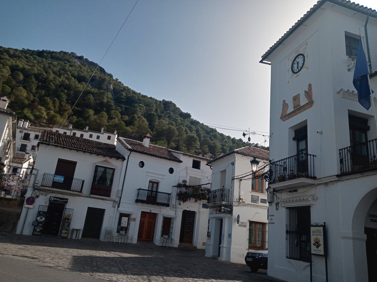 La tarde en la plaza de Grazalema #Cadiz

<a href="/PueblosBlancosC/">Pueblos Blancos de Cádiz</a>
<a href="/LosPueblosmbe/">Pueblos más bonitos</a>  
<a href="/CadizTurismo/">Turismo de la provincia de Cádiz</a>