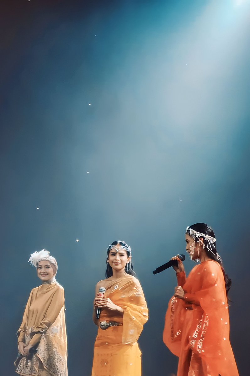 para Brand Ambassador CIMB Niaga turut tampil pada #KonserKejarMimpi2023. Cut Mini, Maudy Ayunda dan Sandra Dewi memberikan penampilan terbaik nan sangat indah.