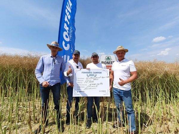 IgorTeslenko4's tweet photo. In Romania and the Republic of Moldova @Corteva’s team is celebrating a successful harvest with our customers. Our agri #champions achieved exceptional oilseed rape #harvest yields with our advanced Pioneer® hybrids. Well done! #MadeToGrow #DrivingFarmingForward https://t.co/n66yFbuWcE