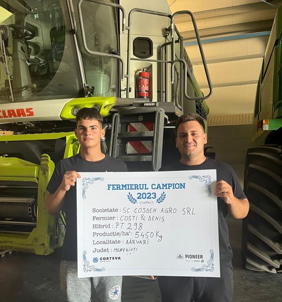 IgorTeslenko4's tweet photo. In Romania and the Republic of Moldova @Corteva’s team is celebrating a successful harvest with our customers. Our agri #champions achieved exceptional oilseed rape #harvest yields with our advanced Pioneer® hybrids. Well done! #MadeToGrow #DrivingFarmingForward https://t.co/n66yFbuWcE
