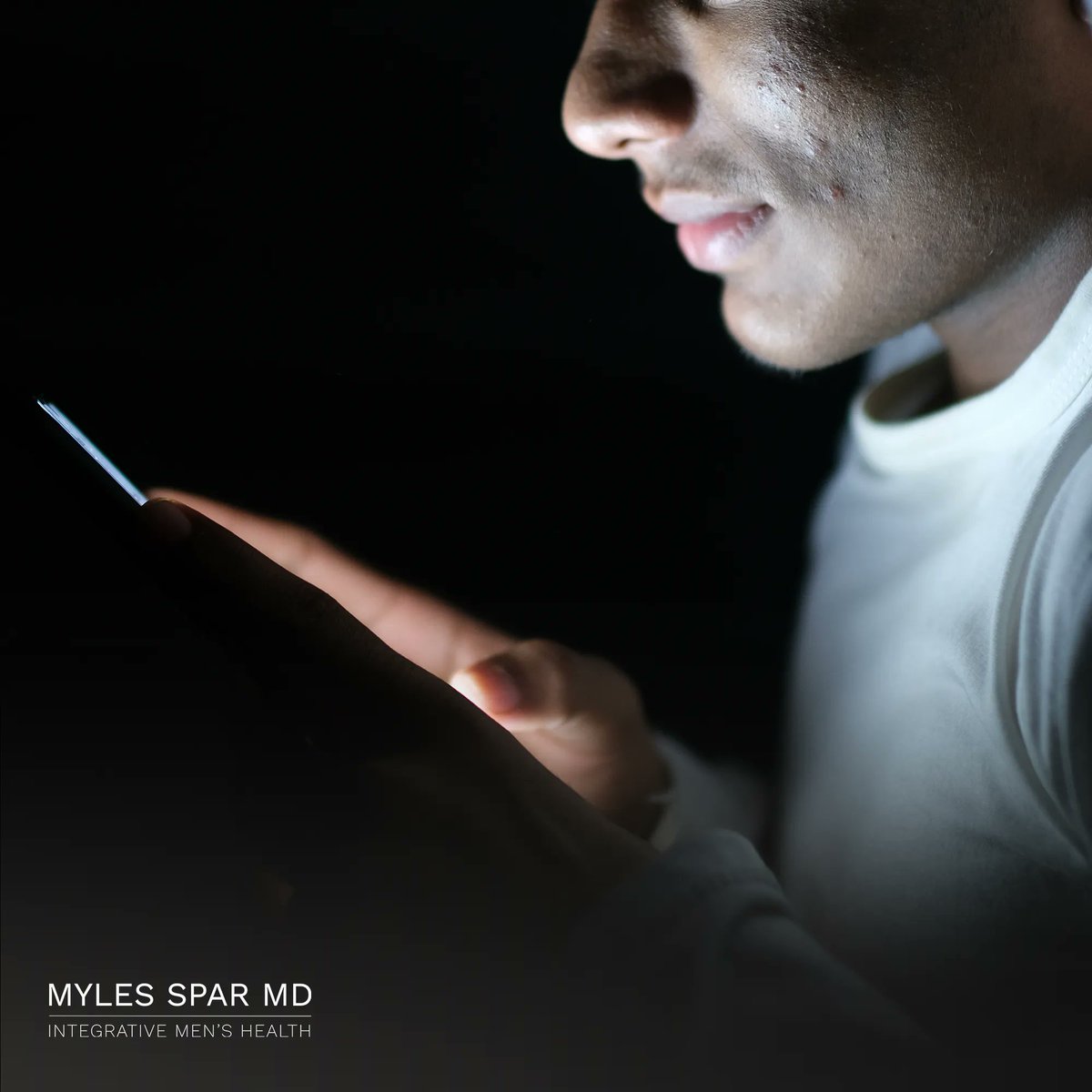 Using blue light glasses enhances productivity &amp; sleep. Prof. Guarana says they provide "physiologic darkness," improving sleep. Especially beneficial for night owls 🦉. Wear them during screen time for better health &amp; performance🌙💤🖥️. #menshealth #optimalhealth