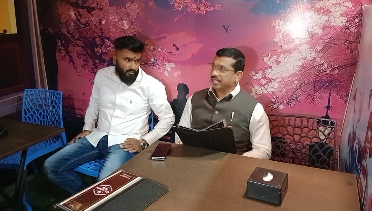 bhangire_pramod's tweet image. सचिन शिंदे व संतोष रसाळ संचालित गुरूदत कॅफेच्या #उद्घाटन सोहळ्याला उपस्थित राहिलो, #हडपसर मतदारसंघात युवा उद्योजक वेगवेगळ्या संकल्पनांवर आधारित व्यवसाय वाढीचा प्रयत्न करत आहेत, #JSPM महाविद्यालया समोरच्या कॅफेत कॉफी आणि विविध प्रकारच्या पेयांच्या आस्वाद अत्यंत माफक किमतीत येथे…