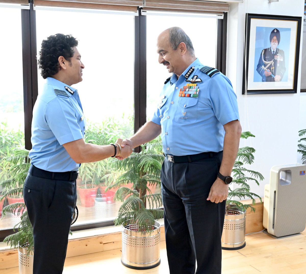 IAF_MCC's tweet photo. Blues Forever - with the Indian Cricket Team and with the Indian Air Force.

Honourary Group Captain Sachin Tendulkar recently called on the CAS Air Chief Marshal VR Chaudhari in New Delhi.

@sachin_rt https://t.co/QWPeqsTGWa