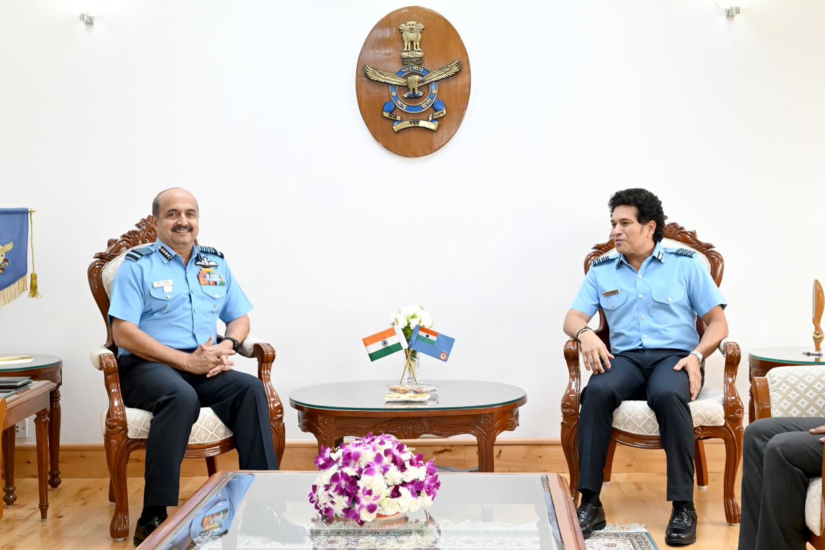IAF_MCC's tweet photo. Blues Forever - with the Indian Cricket Team and with the Indian Air Force.

Honourary Group Captain Sachin Tendulkar recently called on the CAS Air Chief Marshal VR Chaudhari in New Delhi.

@sachin_rt https://t.co/QWPeqsTGWa