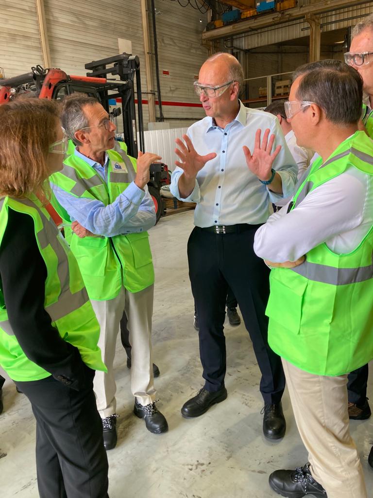 a_leboeuf's tweet photo. A #LaBruffière avec @cathmacgregor Directrice Générale de @ENGIEgroup, nous avons visité l’entreprise #Rollix @DefontaineGroup, le leader mondial des couronnes d’orientation des éoliennes avec 21% de part de marché. https://t.co/0pWCIHtW9O