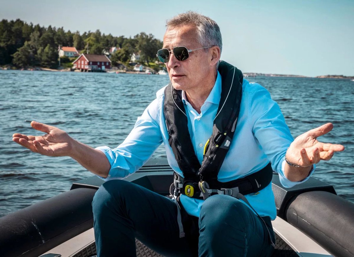 FestPilot's tweet photo. Når du kommer midt utpå fjorden og kona sier hun glemte ølen i kjøleskapet hjemme. https://t.co/U9Eu0dmhfz