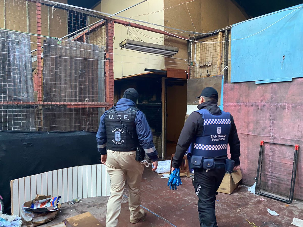 IraciHassler's tweet photo. ¡Hemos recuperado 19 casas tomadas en comisión de delito en en 5 meses! Hoy en barrio Franklin, avanza nuestra estrategia de recuperación, quitando terreno al crimen organizado, a través de un trabajo con Policías, Delegación y Fiscalía. Un casa recuperada es un barrio más seguro.