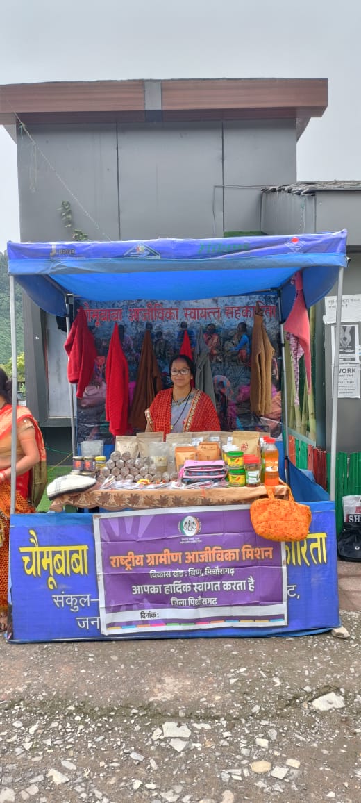 PithoragarhR's tweet photo. There is no limit to what we, as women, can accomplish.” Today, on 24/08/2023,on the occasion of
#Mukhyamantri_Sashakt_Behena_Utsav Yojana,
#REAP #USRLM #handmade_Rakhi
#local_products by setting up stalls at public places.
@nitikakh22 @ganeshjoshibjp @REAPPithoragarh https://t.co/d7X7gZHnV3