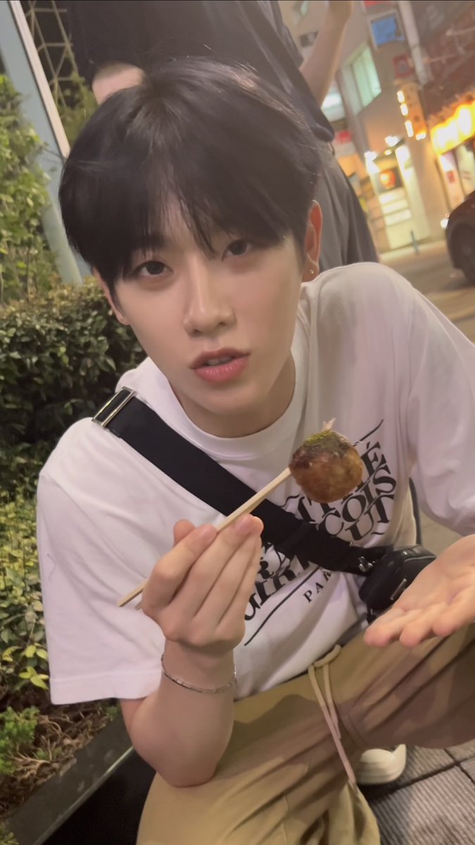 the_EPEX's tweet photo. [📹]
[EPEX] 주문하신 동현 먹방 나왔습니다😋

Reels (Full ver.) 🔗 https://t.co/rXdaeYbrua
Shorts 🔗 https://t.co/mbCCXUKrtU

#EPEX #이펙스 #KEUM #금동현 #MU #뮤 #BAEKSEUNG #백승 #YEWANG #예왕 https://t.co/xrMYgBHwJV