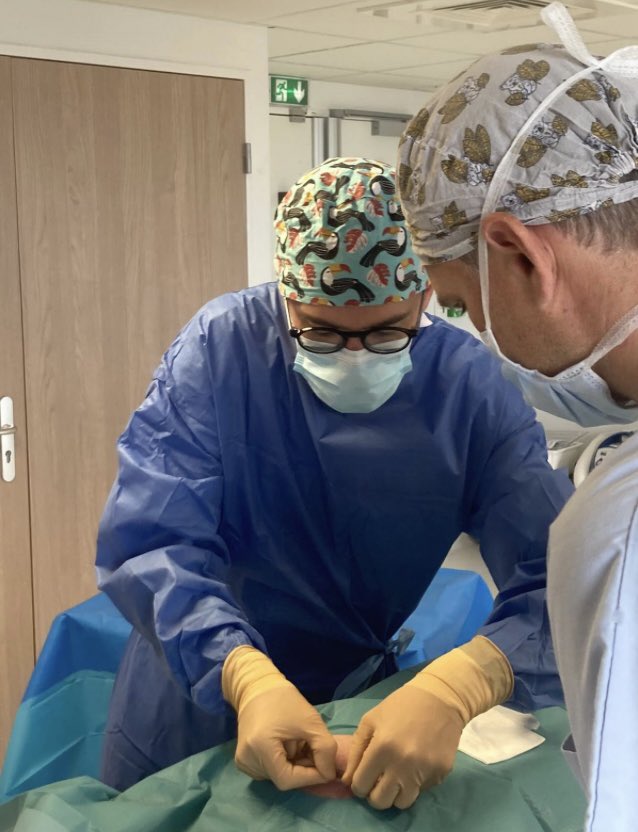 ofcourselemans's tweet photo. Bravo au @CHLeMans !

La 1ère implantation en France de moniteurs cardiaques réalisée par des infirmiers (Jimmy Guibert et Kévin Rousseau) s’est déroulée au @CHLeMans ce 23 août.

Objectifs : réduire les délais de prise en charge et faire évoluer les pratiques des infirmiers. https://t.co/Wm9L83f8Mt