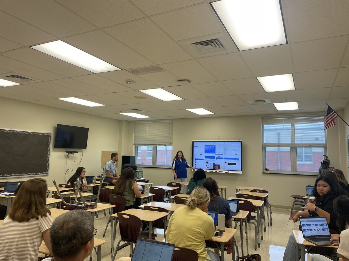 DevonJacob2010's tweet photo. Teachers from @MiddletownHigh leading stations on how to effectively use Schoology at @AppoSchools New Teacher Orientation. https://t.co/Y90AAW7BYP