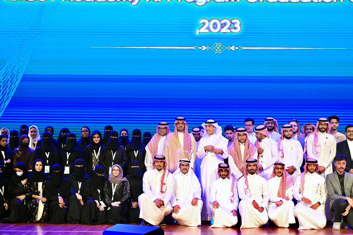 KAUST_NewsAR's tweet photo. تحت رعاية صاحب السمو الأمير سعود بن عبدالله بن جلوي محافظ جدة @jedgovsa، تم الاحتفال بتخريج 100 طالب وطالبة من المعسكرات الصيفية لـ #الذكاء_الاصطناعي لمرحلة الجامعيين، بتنظيم من @SDAIA_SA  #كاوست، وبحضور عدد من الأكاديميين والمسؤولين من القطاعات الحكومية والخاصة. https://t.co/5HeO4pRizQ