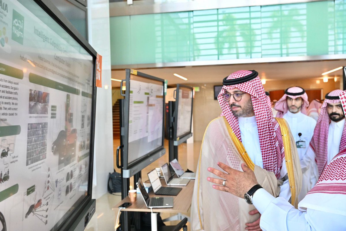 KAUST_NewsAR's tweet photo. تحت رعاية صاحب السمو الأمير سعود بن عبدالله بن جلوي محافظ جدة @jedgovsa، تم الاحتفال بتخريج 100 طالب وطالبة من المعسكرات الصيفية لـ #الذكاء_الاصطناعي لمرحلة الجامعيين، بتنظيم من @SDAIA_SA  #كاوست، وبحضور عدد من الأكاديميين والمسؤولين من القطاعات الحكومية والخاصة. https://t.co/5HeO4pRizQ