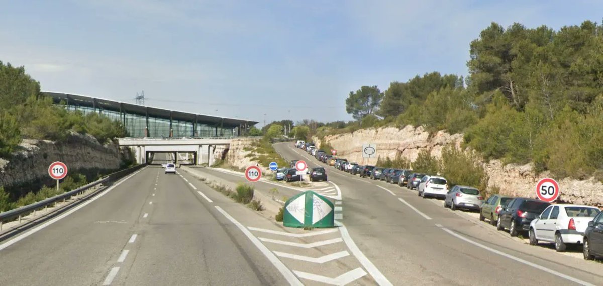 EmmanuelSPV's tweet photo. La gare TGV d'Aix-en-Provence est dans la pampa, à quinze kilomètres de la ville. Pour ne pas payer le parking, nombre d'automobilistes laissent leur voiture autour. Si bien qu'on a ces files sur les quatre bretelles d'accès entrée et sortie de l'autoroute, malgré le danger. https://t.co/TreerVBXwT
