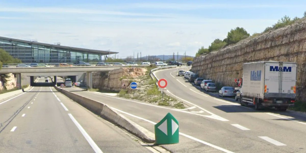 EmmanuelSPV's tweet photo. La gare TGV d'Aix-en-Provence est dans la pampa, à quinze kilomètres de la ville. Pour ne pas payer le parking, nombre d'automobilistes laissent leur voiture autour. Si bien qu'on a ces files sur les quatre bretelles d'accès entrée et sortie de l'autoroute, malgré le danger. https://t.co/TreerVBXwT