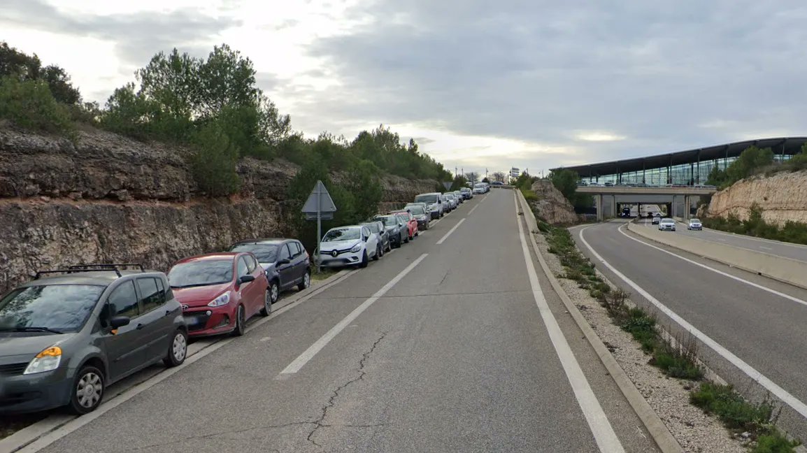 EmmanuelSPV's tweet photo. La gare TGV d'Aix-en-Provence est dans la pampa, à quinze kilomètres de la ville. Pour ne pas payer le parking, nombre d'automobilistes laissent leur voiture autour. Si bien qu'on a ces files sur les quatre bretelles d'accès entrée et sortie de l'autoroute, malgré le danger. https://t.co/TreerVBXwT