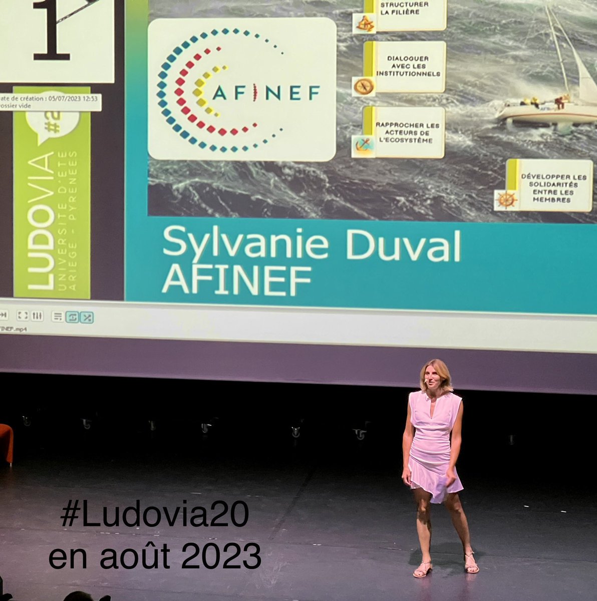 emiliebarreau's tweet photo. Pecha Kucha sur la scène principale de Ludovia pour parler bien être et numérique à l’école - bravo @DUVALsylvanie d’avoir relevé le défi pour @sgAFINEF ! https://t.co/UgH1hDhBjn