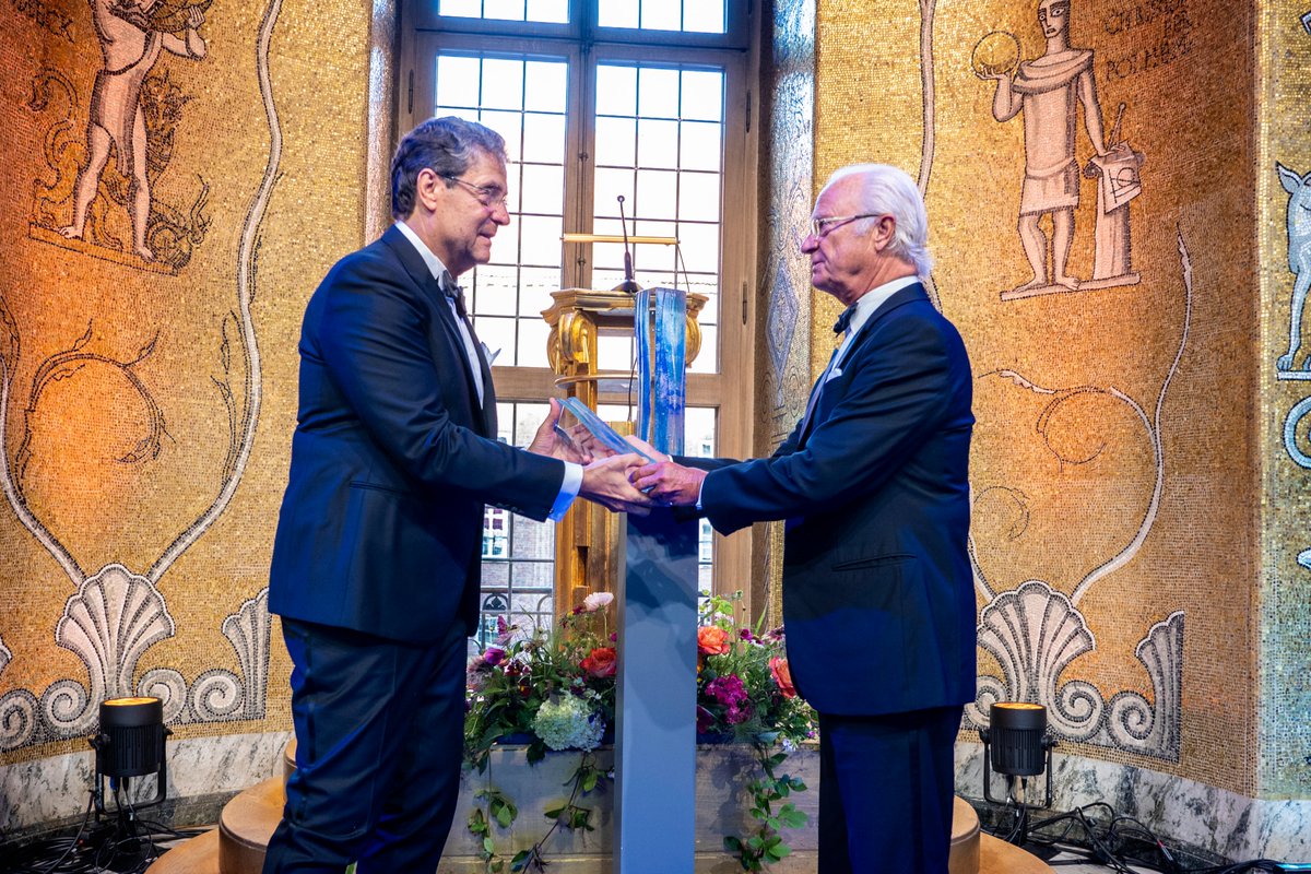 EPFL_en's tweet photo. Yesterday, Andrea Rinaldo, an expert in hydrology and head of @epflENAC's Laboratory of Ecohydrology, received the Stockholm Water Prize from King Carl XVI Gustaf at a ceremony in Stockholm.

More information: https://t.co/Unt72fHdni

@siwi_water https://t.co/2m3riTTa3h