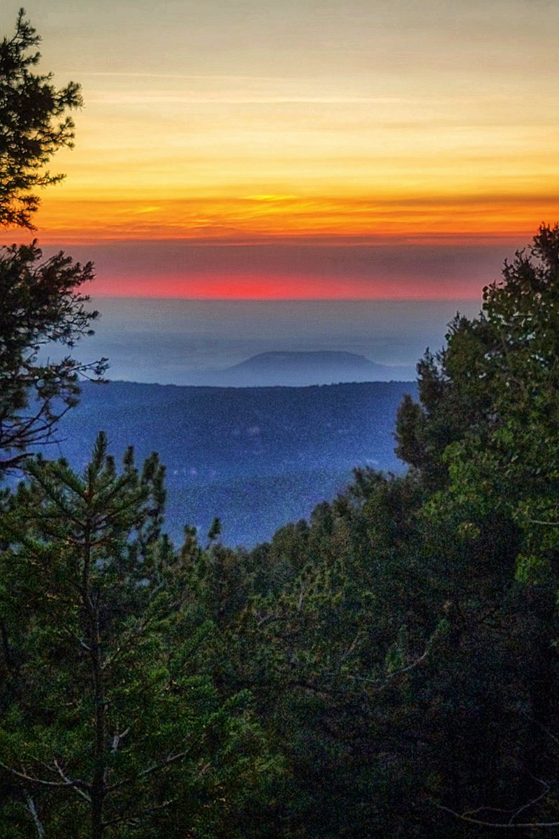 wander4insp's tweet photo. Along the trail to Devils Head.
Dawson Butte, a few miles south of Castle Rock, Colorado, rises from the smoky haze that has blanketed the Front Range urban corridor for several days.
#DevilsHead #ColoradoHikes #Sunrise https://t.co/FXeUL0j5yh