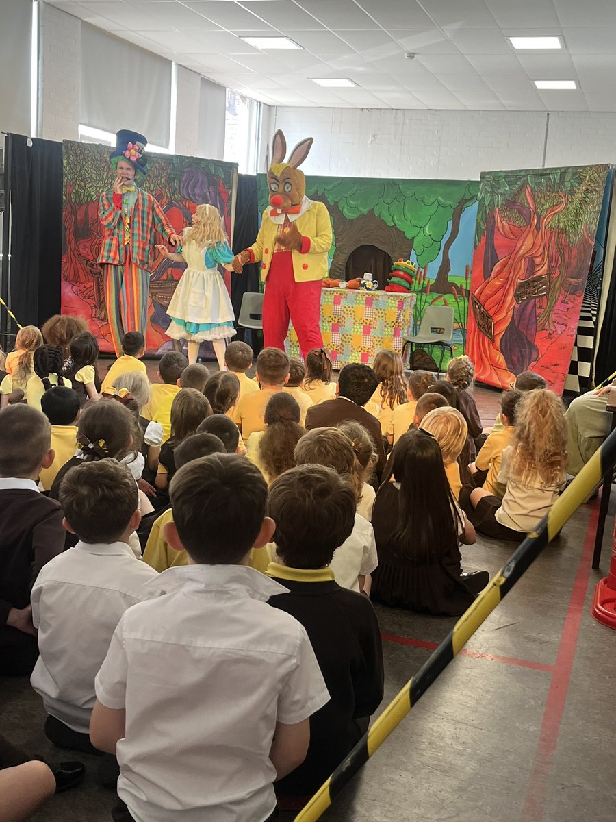 What a lovely surprise from @MandMTheatrical who popped in to see us this afternoon. P1-P4 were a fantastic audience. They experienced the Alice in Wonderland story brought to life in a live performance. 🎭 Thank you @MandMTheatrical hope to see you again. 👏 👏