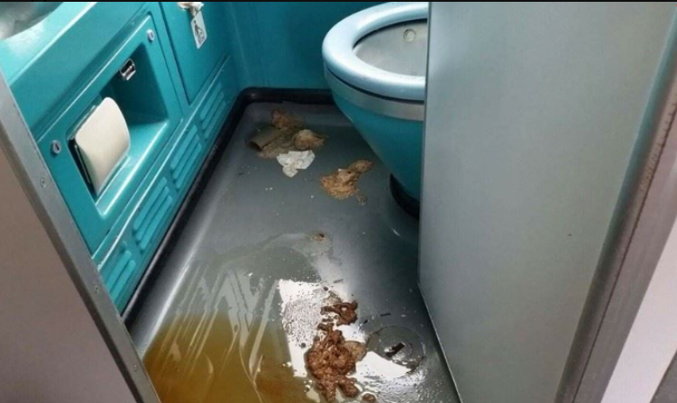RiesenEichel's tweet photo. Es ist unfassbar, was dieses Jahr auf der #gamescom2023 von den #Gamern angestellt wird! So sieht eine Toilette auf der #gamescom aus und das nur, weil es dieses Jahr zu längeren #Wartezeiten kommt! Unsere #Jugend ist verloren, das richten #Videospiele mit ihnen an! https://t.co/D4QObkngI5