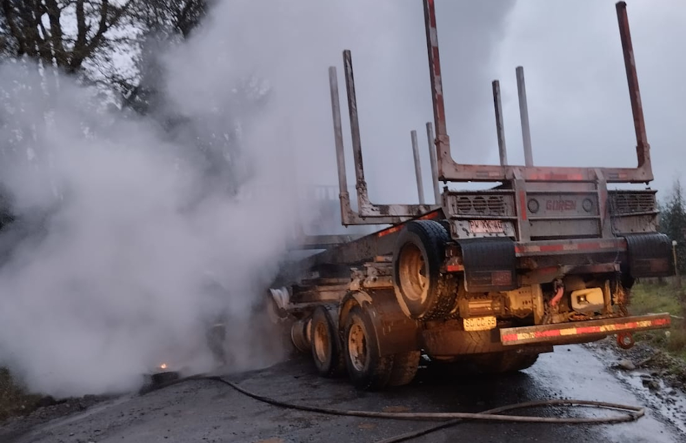 ElCollipullense's tweet photo. Ataque incendiario en Collipulli afecta a 4 camiones de transporte forestal https://t.co/t3jvMDnziw https://t.co/9Pxb4OaTXK