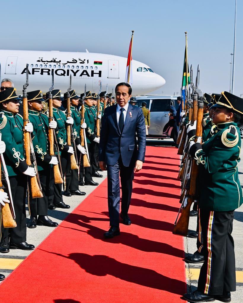 jokowi's tweet photo. Usai sudah rangkaian lawatan saya selama lima hari di kawasan Afrika. Dari Bandar Udara Internasional O.R. Tambo, Johannesburg, Afrika Selatan, hari Kamis siang ini saya bertolak untuk kembali ke Tanah Air. https://t.co/qWS7Cw8yJT