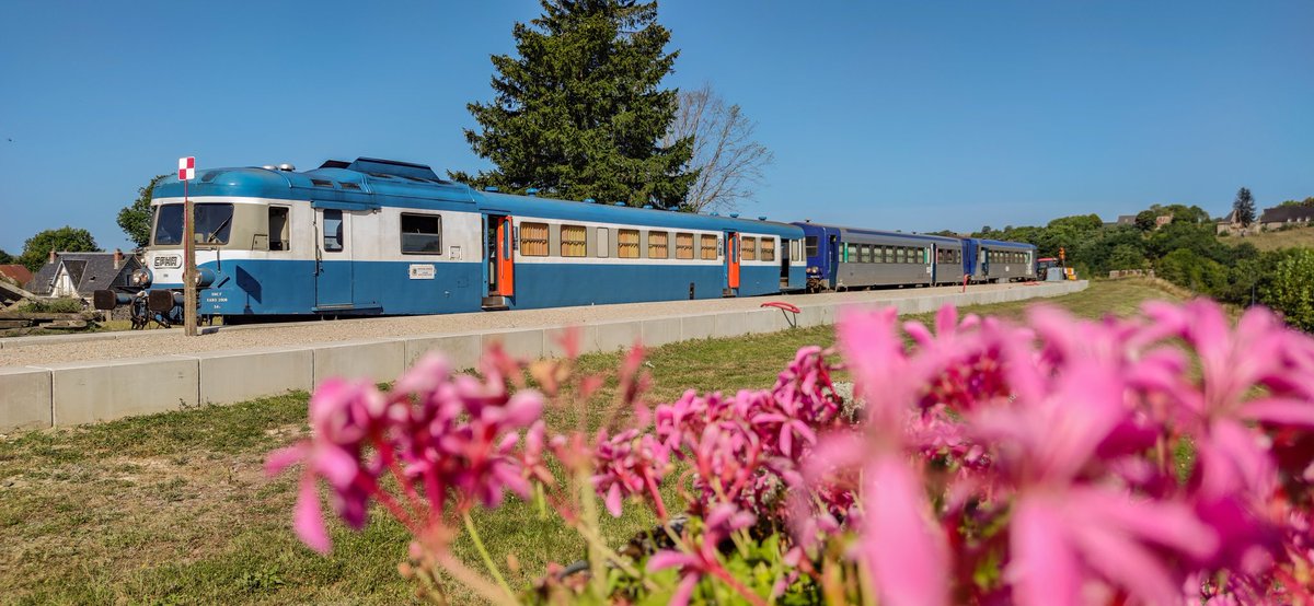 ADCDijon's tweet photo. Hello Twitt'x
Aujourd'hui je suis parti à la découverte de l'association du #cfha et plus particulièrement de la #gentianeexpress
Petite présentation de la ligne et retour sur une belle et chaude journée
Ci dessous, la composition du jour en gare terminus de Lugarde. https://t.co/fIo7Zb2ki8