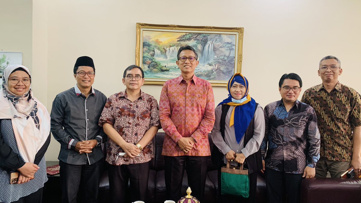 Silaturahim Komisi Hubungan Luar Negeri dan Kerjasama Internasional (HLNKI) @MajelisUlamaID (MUI) dengan Kapusdiklat Pak Mohammad Koba @mohammadkoba Kementerian Luar Negeri @Kemlu_RI membahas peluang kerjasama pelatihan diplomasi bagi pengurus MUI. Terima kasih pada Pak Dirjen