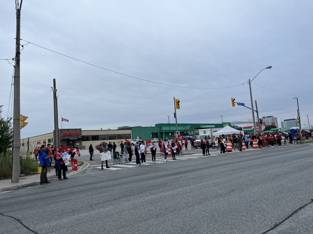 EllaBedard's tweet photo. Striking metro workers set up an indefinite picketline @ Metro warehouse (5559 Dundas St. West). The good vibes this morning were infectious! So inspiring to see workers from different stores mingling & recognizing their collective power 💥 #SupportMetroWorkers #Justice4Workers https://t.co/FHfjSMPqDa
